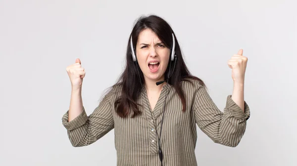 Krásná Žena Křičí Agresivně Rozzlobeným Výrazem Asistent Agenta Sluchátky — Stock fotografie