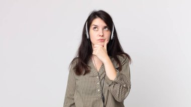 Düşünen, kuşkucu ve kafası karışık güzel bir kadın. Kulaklıklı bir yardımcı ajan.