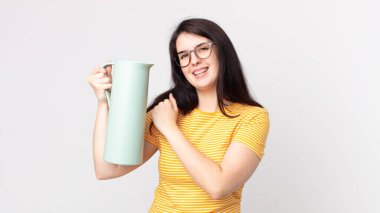 Güzel bir kadın kendini mutlu hisseder ve meydan okumayla yüzleşir ya da kahve termosuyla kutlama yapar.