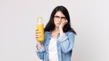 Güzel bir kadın sıkılıyor, hayal kırıklığına uğruyor ve uykulu. Yorucu bir günün ardından elinde kahve termosuyla.