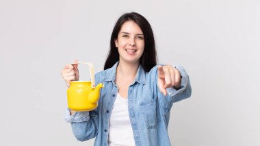 Güzel bir kadın kamerayı gösterip seni seçiyor ve elinde çaydanlık tutuyor.