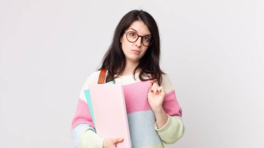 Güzel bir kadın kibirli, başarılı, pozitif ve gururlu görünüyor. Üniversite öğrencisi konsepti