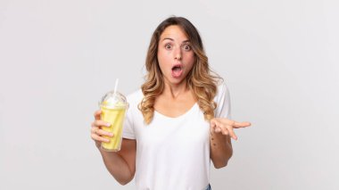 İnanılmaz bir sürprizle ve elinde vanilyalı milkshake tutarak oldukça zayıf bir kadın şaşırmış, şaşırmış ve şaşırmıştı.