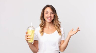 Oldukça zayıf bir kadın kendini mutlu hissediyordu. Çözümü ya da fikri fark edip elinde vanilyalı milkshake tutarken şaşırmıştı.