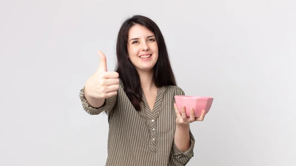 Jolie Femme Sentant Fière Souriant Positivement Avec Les Pouces Vers — Photo