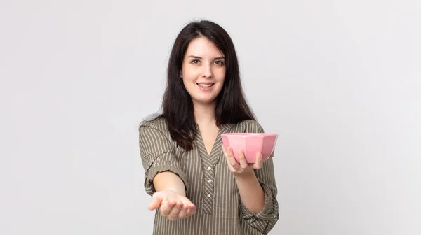 Mulher Bonita Sorrindo Feliz Com Amigável Oferecendo Mostrando Conceito Segurando — Fotografia de Stock