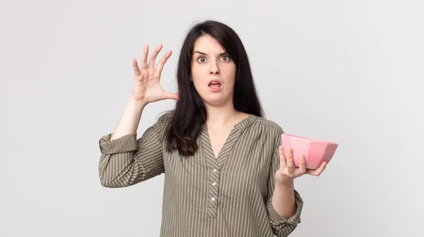 Pretty Woman Screaming Hands Air Holding Empty Pot Bowl Assistant — Stock Photo, Image