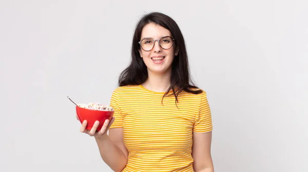 Bonita Mulher Olhando Feliz Agradavelmente Surpreendido Segurando Uma Tigela Café — Fotografia de Stock