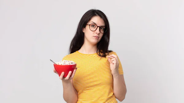 Bonita Mulher Olhando Arrogante Bem Sucedido Positivo Orgulhoso Segurando Uma — Fotografia de Stock