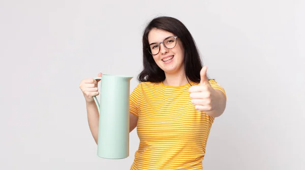 Mooie Vrouw Voelt Zich Trots Positief Glimlachen Met Duimen Omhoog — Stockfoto