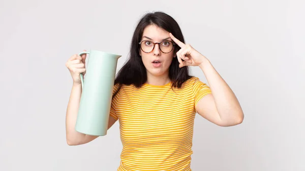 Mujer Bonita Mirando Sorprendida Realizando Nuevo Pensamiento Idea Concepto Sosteniendo — Foto de Stock