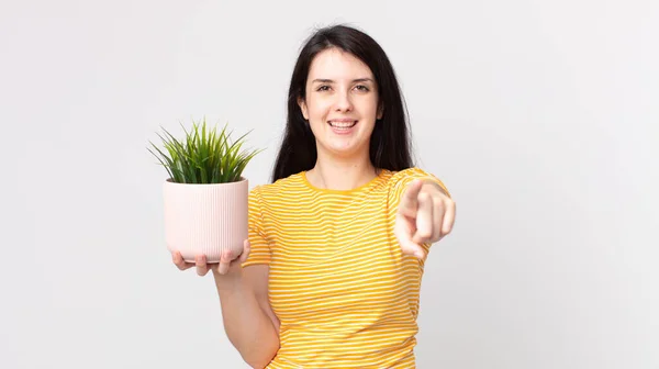 かなりの女性がカメラを向け装飾用の植物を持ち — ストック写真