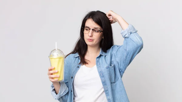 Mulher Bonita Sentindo Perplexo Confuso Coçando Cabeça Segurando Milkshake Baunilha — Fotografia de Stock