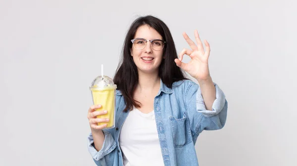 Mulher Bonita Sentindo Feliz Mostrando Aprovação Com Gesto Segurando Milkshake — Fotografia de Stock