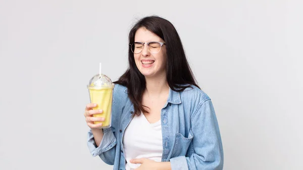 Bonita Mujer Riendo Voz Alta Alguna Broma Hilarante Sosteniendo Batido — Foto de Stock