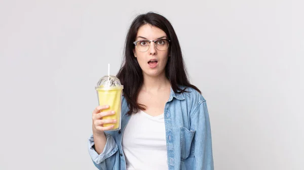 Bonita Mulher Olhando Muito Chocado Surpreso Segurando Milkshake Baunilha — Fotografia de Stock