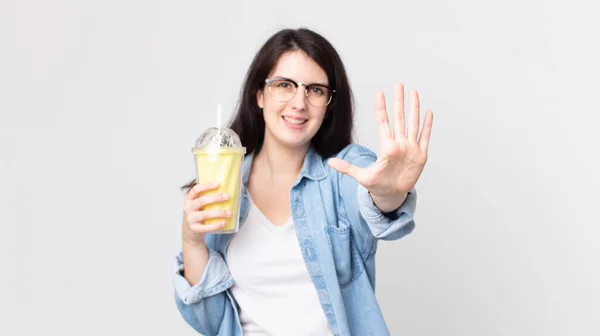 Hübsche Frau Die Freundlich Lächelt Nummer Fünf Zeigt Und Einen — Stockfoto