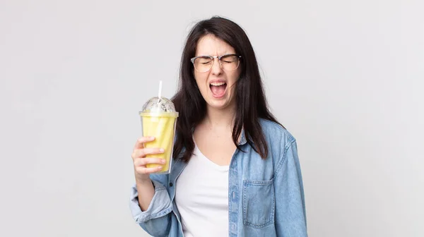Mulher Bonita Gritando Agressivamente Olhando Muito Com Raiva Segurando Milkshake — Fotografia de Stock