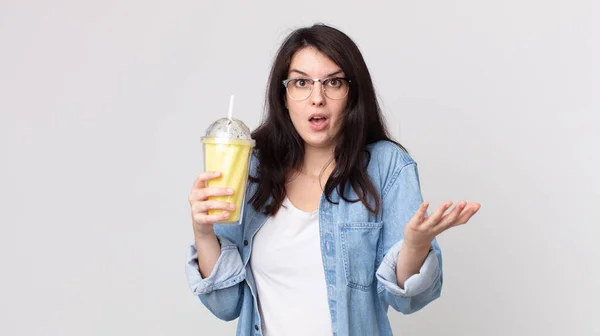 Pretty Woman Amazed Shocked Astonished Unbelievable Surprise Holding Vanilla Milkshake — Stock Photo, Image