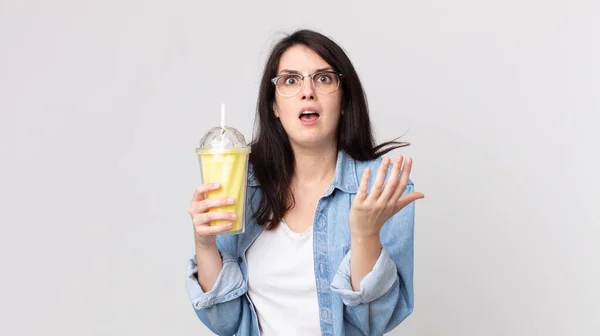 Bonita Mulher Olhando Desesperado Frustrado Estressado Segurando Milkshake Baunilha — Fotografia de Stock