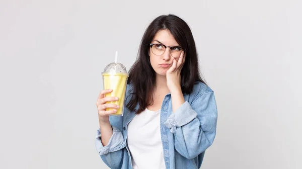 Mulher Bonita Sentindo Entediado Frustrado Sonolento Depois Cansativo Segurando Milkshake — Fotografia de Stock