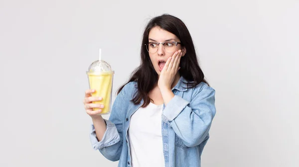 Mulher Bonita Sentindo Feliz Animado Surpreso Segurando Milkshake Baunilha — Fotografia de Stock
