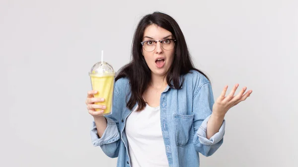 Mulher Bonita Sentindo Extremamente Chocado Surpreso Segurando Milkshake Baunilha — Fotografia de Stock