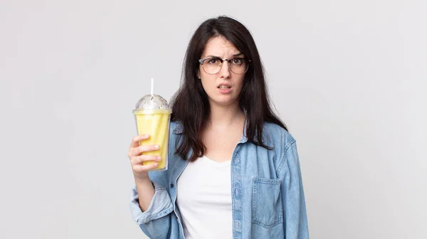 Vacker Kvinna Känsla Förbryllad Och Förvirrad Och Hålla Vanilj Milkshake — Stockfoto