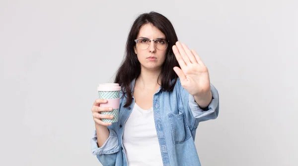 Hübsche Frau Mit Ernstem Blick Und Offener Handfläche Die Eine — Stockfoto