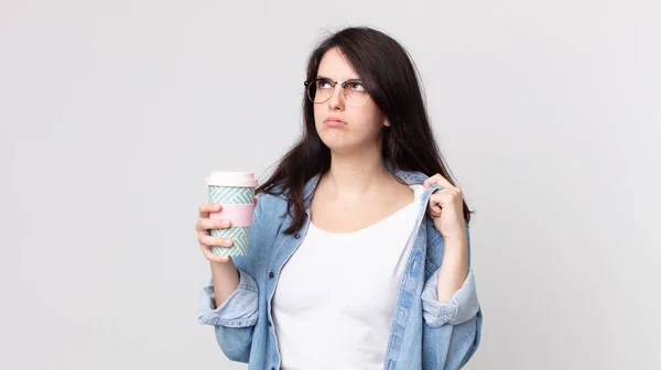 Mujer Bonita Sintiéndose Estresada Ansiosa Cansada Frustrada Sosteniendo Café Para — Foto de Stock