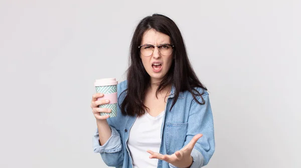 Mujer Bonita Mirando Enojado Molesto Frustrado Sosteniendo Café Para Llevar — Foto de Stock