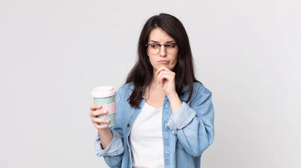 Pretty Woman Thinking Feeling Doubtful Confused Holding Take Away Coffee — Stock Photo, Image