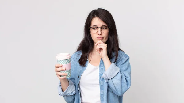 Mooie Vrouw Denken Gevoel Twijfelachtig Verward Het Houden Van Een — Stockfoto