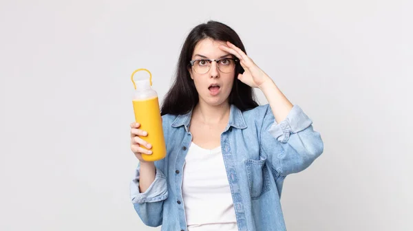 Mooie Vrouw Zoek Gelukkig Verbaasd Verrast Het Houden Van Een — Stockfoto