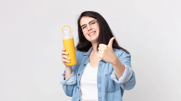 Mulher Bonita Sentindo Orgulhoso Sorrindo Positivamente Com Polegares Para Cima — Fotografia de Stock