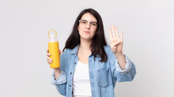 Mooie Vrouw Glimlachen Kijken Vriendelijk Tonen Nummer Vier Het Vasthouden — Stockfoto