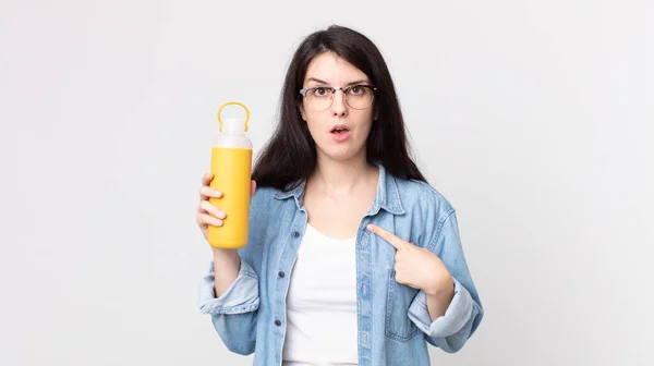 Mooie Vrouw Kijken Geschokt Verrast Met Mond Wijd Open Wijzend — Stockfoto