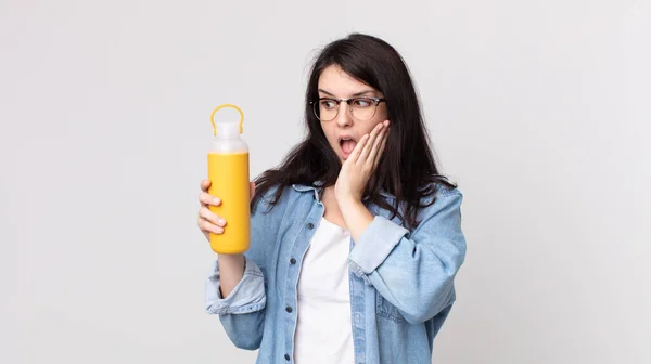 Mulher Bonita Sentindo Feliz Animado Surpreso Segurando Uma Garrafa Térmica — Fotografia de Stock