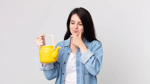 Vacker Kvinna Ler Med Ett Lyckligt Självsäkert Uttryck Med Handen — Stockfoto