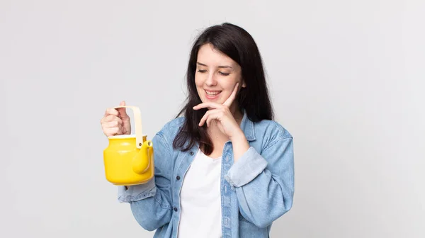 Bonita Mujer Sonriendo Feliz Soñando Despierto Dudando Sosteniendo Una Tetera — Foto de Stock