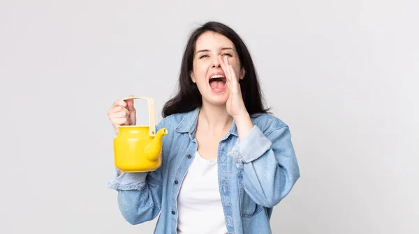 Mulher Bonita Sentindo Feliz Dando Grande Grito Com Mãos Lado — Fotografia de Stock