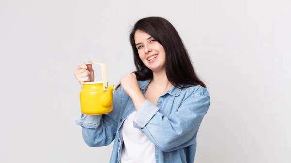 Bonita Mujer Sintiéndose Feliz Enfrentándose Desafío Celebrando Sosteniendo Una Tetera — Foto de Stock