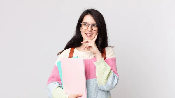 Mulher Bonita Sorrindo Feliz Sonhando Acordado Duvidando Conceito Estudante Universitário — Fotografia de Stock