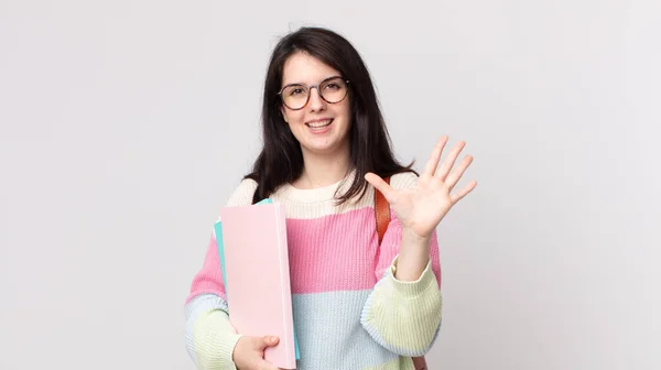 Mulher Bonita Sorrindo Parecendo Amigável Mostrando Número Cinco Conceito Estudante — Fotografia de Stock