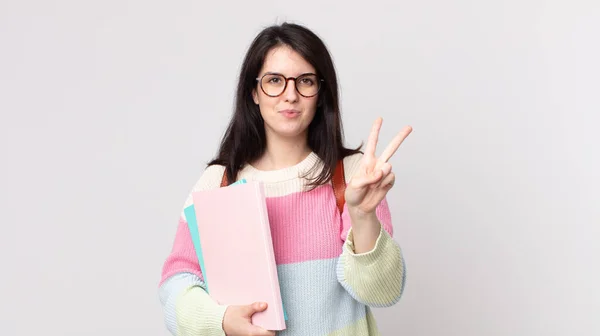 Mulher Bonita Sorrindo Parecendo Amigável Mostrando Número Dois Conceito Estudante — Fotografia de Stock