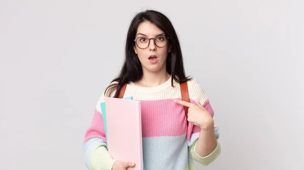 Bonita Mujer Sintiéndose Feliz Señalándose Misma Con Una Emoción Concepto —  Fotos de Stock