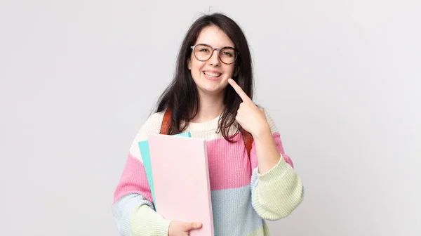 Mulher Bonita Sorrindo Confiantemente Apontando Para Próprio Sorriso Largo Conceito — Fotografia de Stock