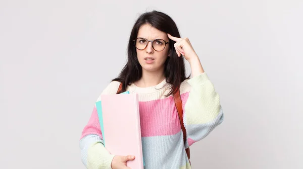 Mujer Bonita Sintiéndose Confundida Desconcertada Mostrando Que Estás Loca Concepto — Foto de Stock