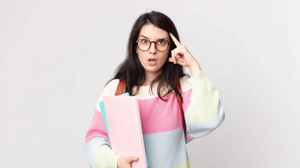 Bonita Mulher Olhando Surpreso Percebendo Novo Pensamento Ideia Conceito Conceito — Fotografia de Stock