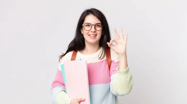 Mulher Bonita Sentindo Feliz Mostrando Aprovação Com Gesto Conceito Estudante — Fotografia de Stock